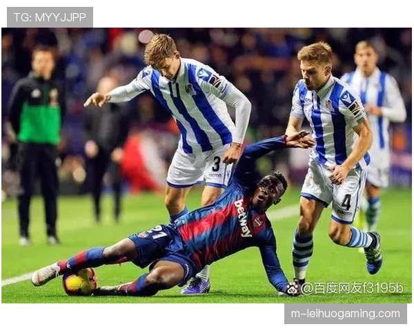 巴萨对阵皇家社会赛前训练，重点演练中前场4-2-4逼抢阵型