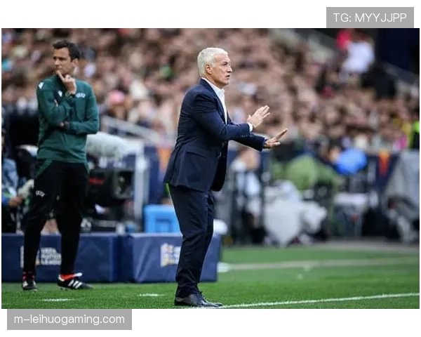 特写镜头：看台上法国队主帅德尚密切关注摩纳哥队中场新星表现